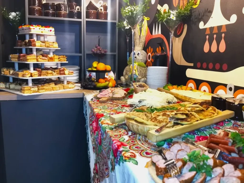 Bogato zastawiony stół z regionalnymi potrawami i ciastami, idealny na święta w górach z wyżywieniem.