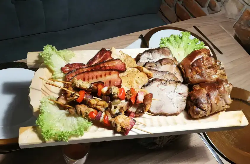 Taca pełna tradycyjnych góralskich mięs i szaszłyków, element Koryta Juhasa w Pierwszy Dzień Świąt