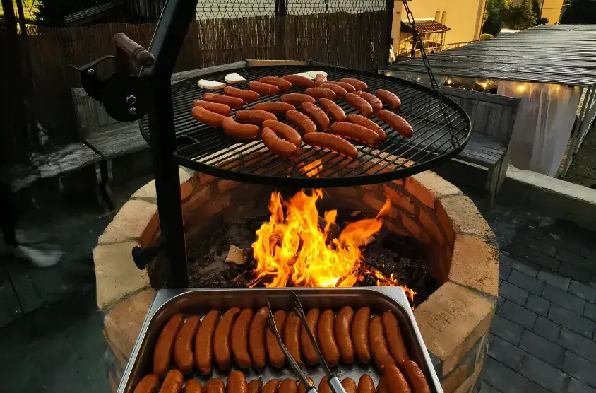 Pyszny grill dla grup szkolnych, jako element pełnego wyżywienia na zielone szkoły w Kluszkowcach.