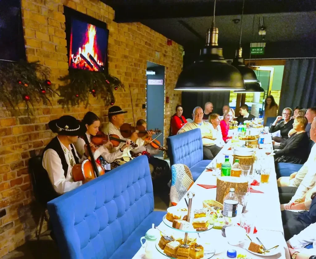 Zespół góralski grający do kolacji wigilijnej w hotelu podczas pakietów bożonarodzeniowych.