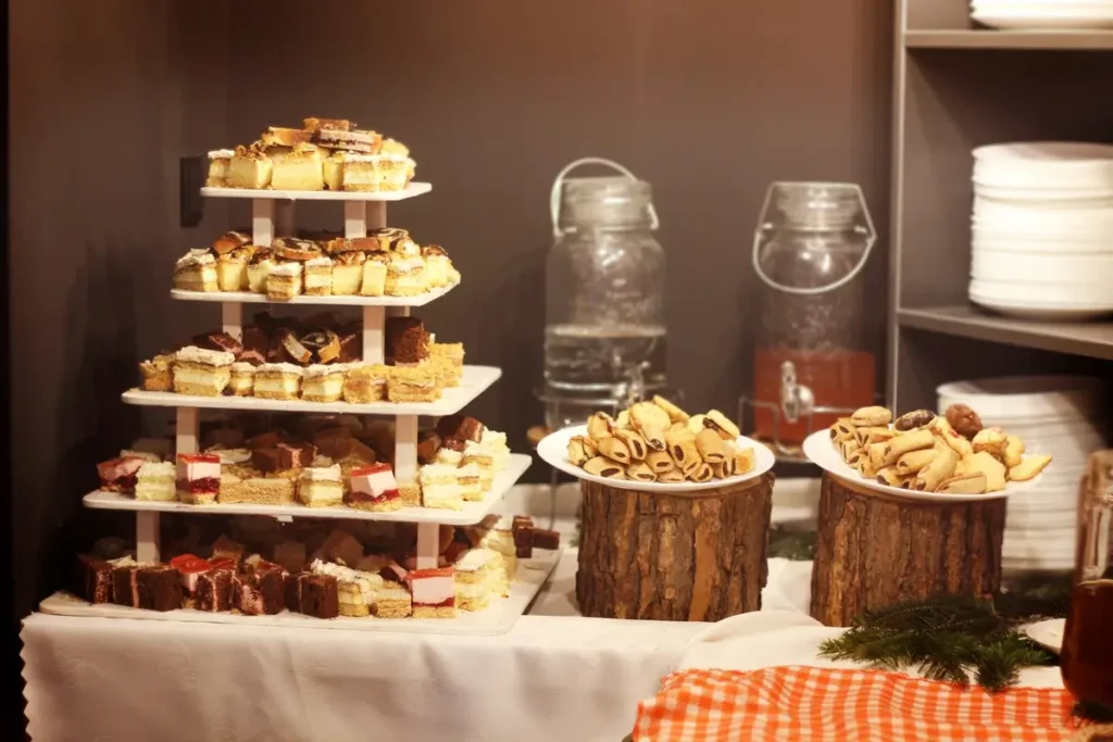 Duża wieża z ciastami i świątecznymi ciasteczkami idealna na boże narodzenie w hotelu w górach.