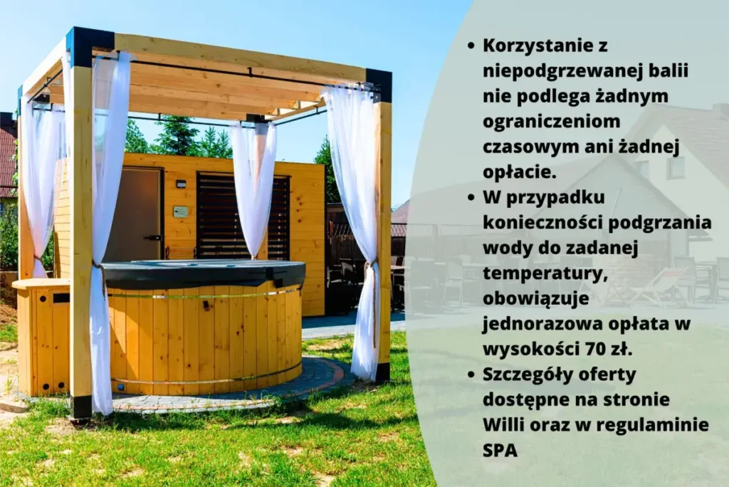 Drewniane jacuzzi pod pergolą z zasłonami oraz regulamin korzystania i cennik podgrzewania balii.
