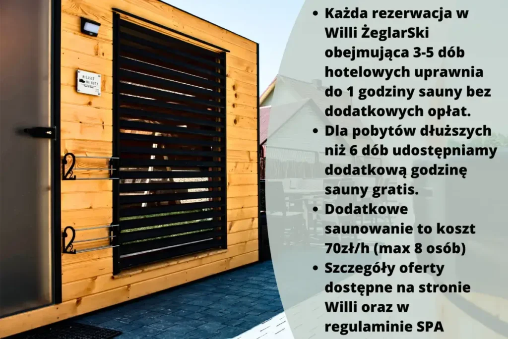Widok na zewnętrzną saunę z czarnymi żaluzjami i zasadami korzystania z usług SPA obok. Jest tam cennik korzystania ze SPA.